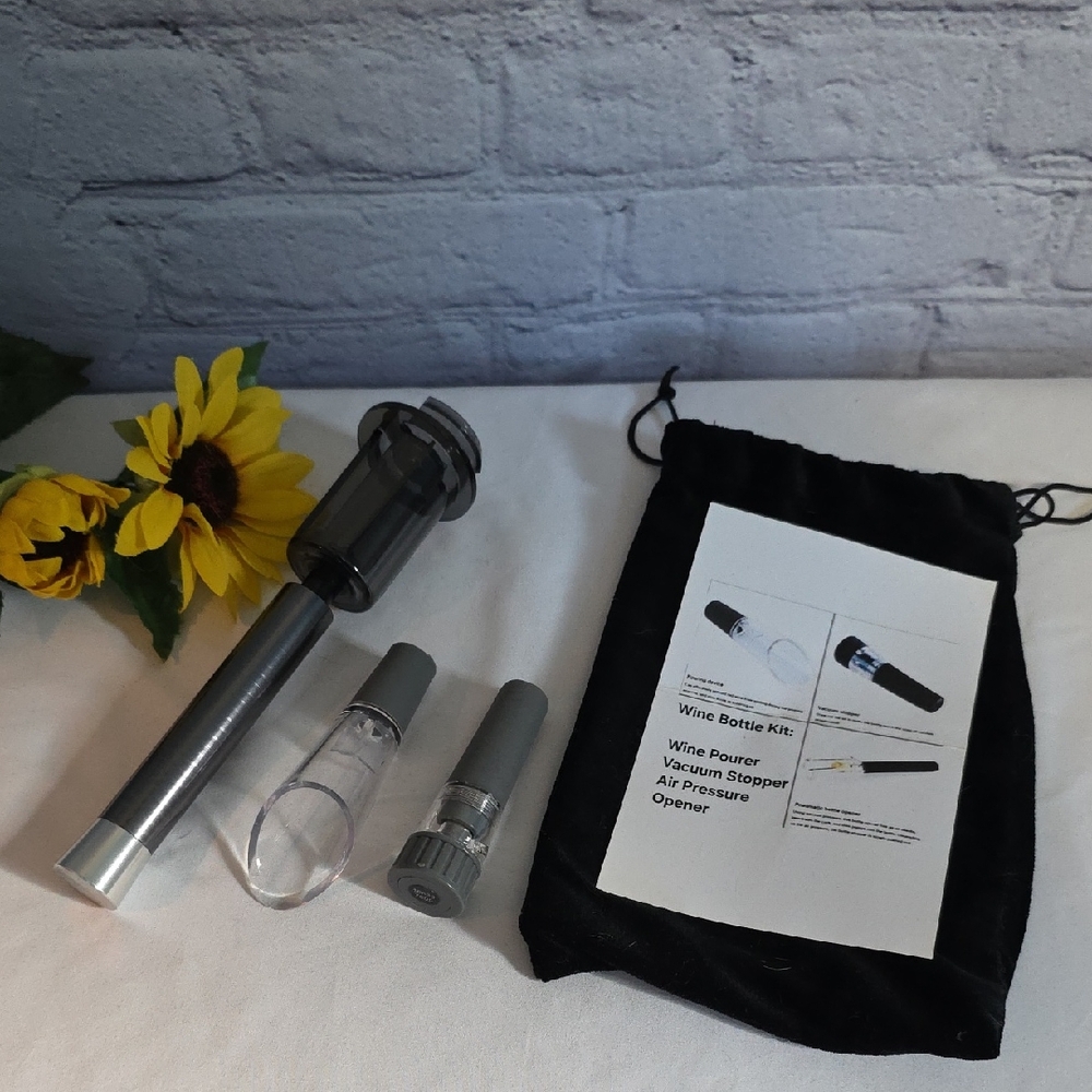 Wine Bottle Kit with Vacuum Stopper and Pourer